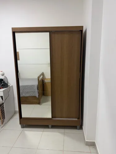 ? GUARDA-ROUPA COM PORTAS DE CORRER E ESPELHO - SOLTEIRO