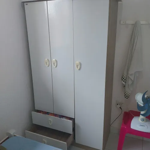 Guarda roupa solteiro.
