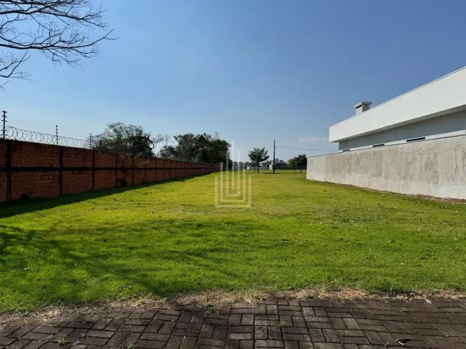 Terreno à venda no Condomínio Reserva Iguaçu em Foz do Iguaçu.