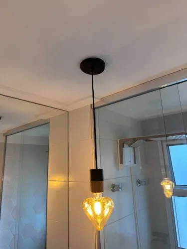 Pendente preto e madeira + lâmpada coração