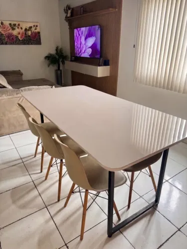 Mesa com 6 cadeiras