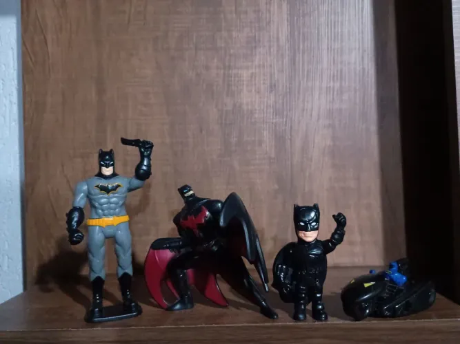 4 bonecos Batman usados na condição das fotos