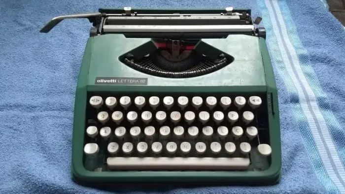 Máquina de escrever usada Olivetti Lettera 82