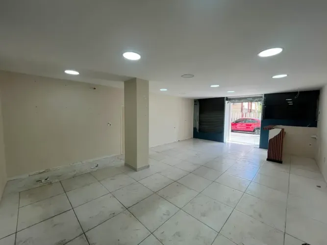 Excelente Loja Comercial na Av. Santa Leopoldina! Em frente as Etapas!