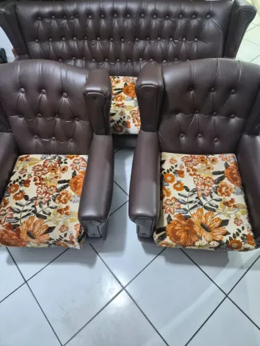Conjunto de Sofá clássico 3 lugares+ 2 poltronas