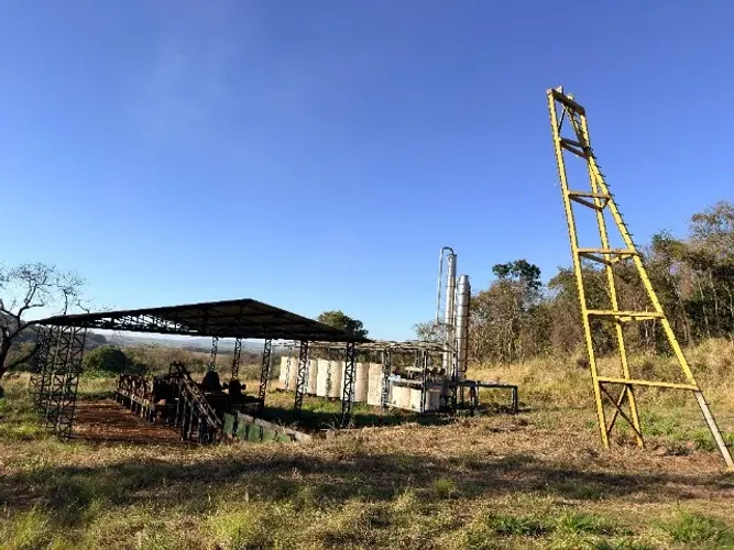 Área 40.000 m² c/ 3 barracões ? 180m da rodovia ? 5km de Itumbiara ? Escriturada