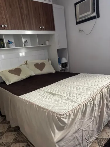 Cama de madeira muito nova