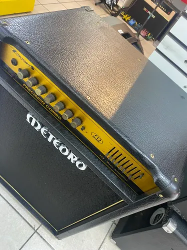 Amplificador contra Baixo Meteoro Precision Bass