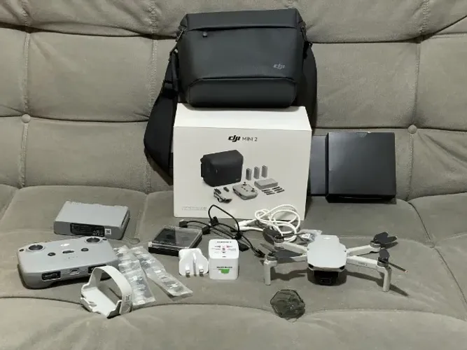 Drone DJI Mini 2 Fly More Combo, 3 baterias e filtros Freewell
