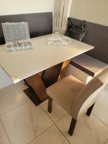 Mesa de Jantar + 4 Cadeiras  em ótimo estado.
