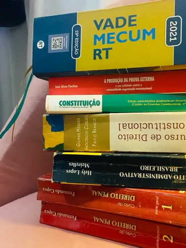 Encha a sua biblioteca: todos esses livros de direito por R$60