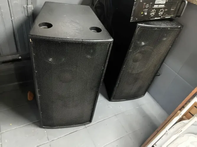 Par de caixas e uma potência
