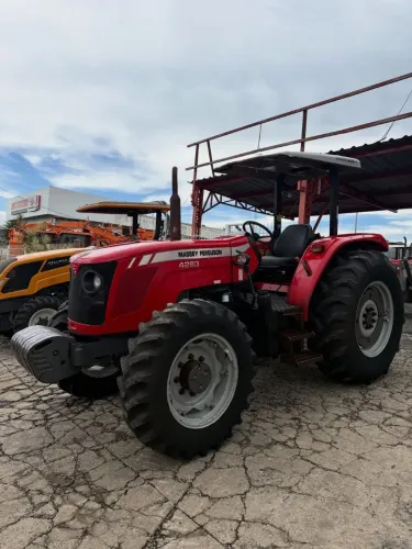 TRATOR AGRÍCOLA 