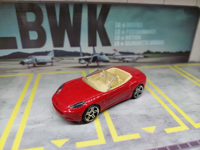 Hot Wheels Ferrari Califórnia vermelha loose 1/64