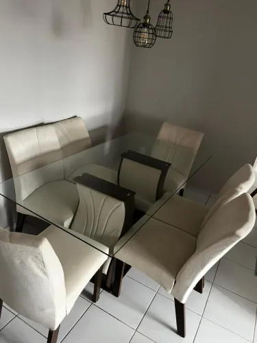 Mesa de Jantar com 6 Cadeiras - Vidro + Estofadas