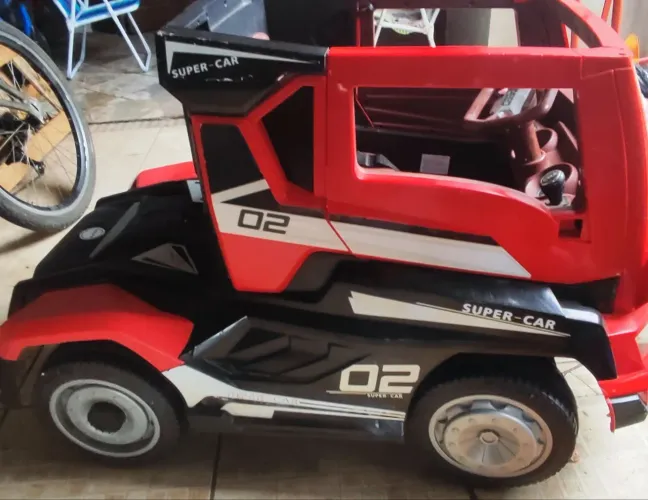Vendo carrinho elétrico infantil caminhão vermelho com controle e carregador ?