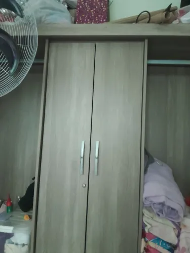 Guarda-Roupa de Casal Espaçoso (Portas de Correr + Gavetas/Baús) - Para Vender Rápido!