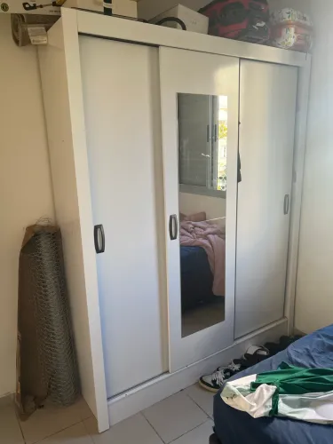 Armário com 3 portas de correr e espelho
