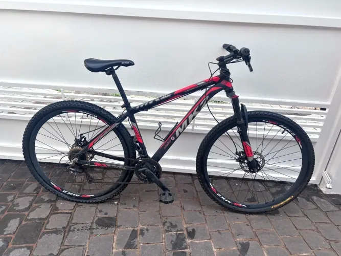 Bicicleta Aro 29 MK2 Alumínio + 2 Capacetes High One com LED