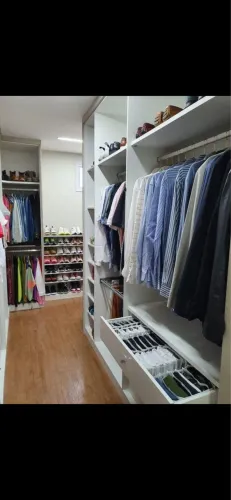 ? Organização completa de roupas, sapatos e acessórios.