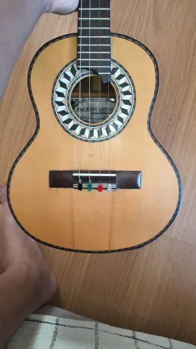 Cavaco Emerson Luthier com captação schaffiman.NADA p fazer.timbre sequinho rouco