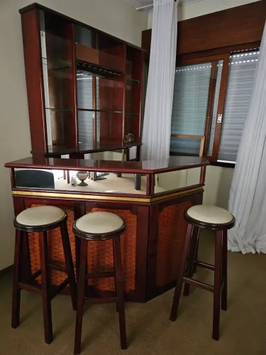Móvel Bar - Madeira e bancos de couro