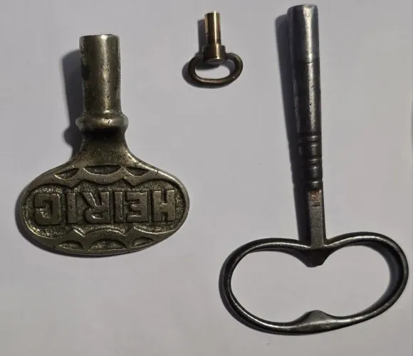 Lote de chaves de corda de relógios antigos e um pêndulo