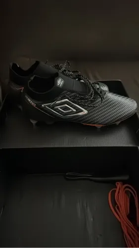 Chuteira umbro profissional 41