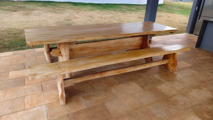 Mesa e bancos de madeira maciça.
