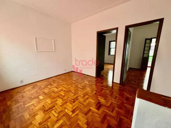 Casa Residencial para Alugar com 03 Quartos no Bairro Centro em Ribeirão Preto com Sacada.