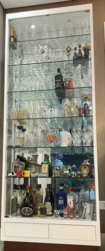 Cristaleira em MDF Branco com Portas e Prateleiras de Vidro