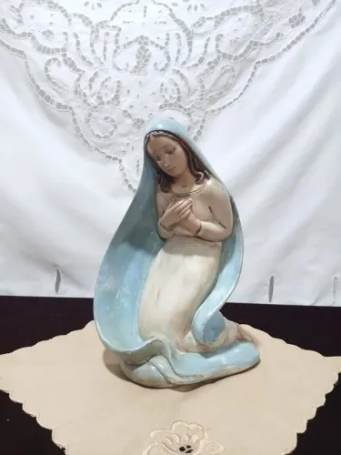 Antiga Estatueta Da Virgem Maria Em Oração De Estuque