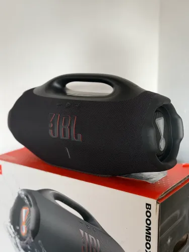 Bombox 4 Modelo novo com iluminação nas laterais caixa nova sem uso