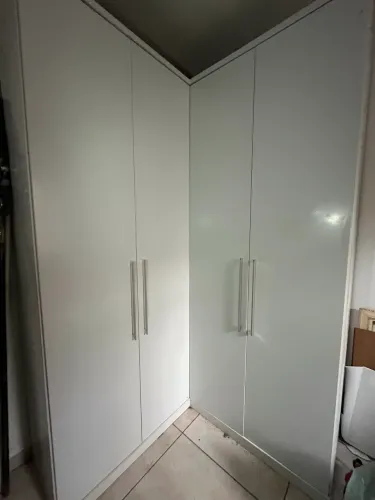 GUARDA ROUPA DE CANTO