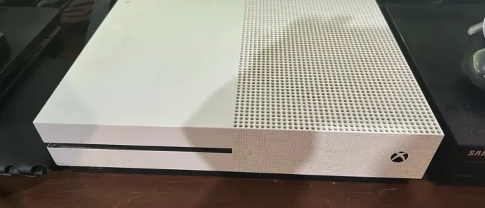 Xbox One S 1TB com 2 controles