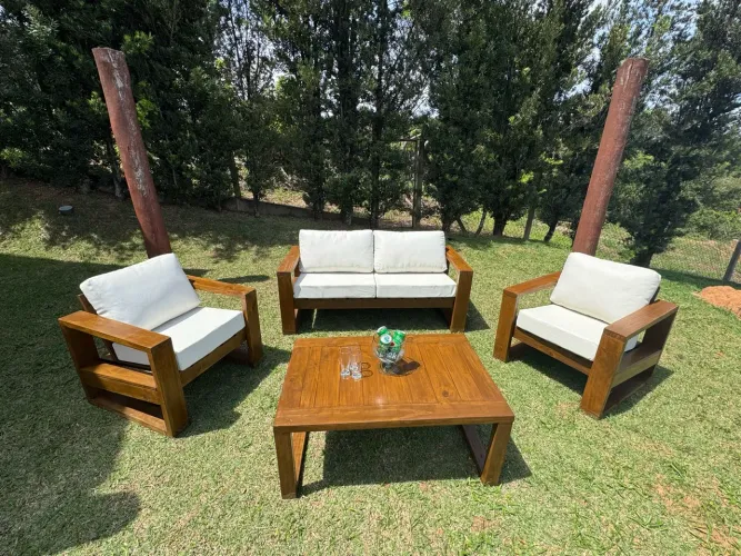Conjunto Novo - Sofá + 2 Poltronas + Mesa | Madeira Maciça