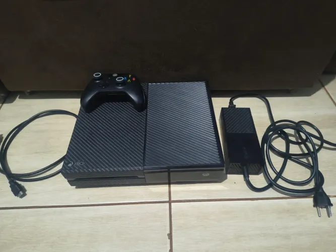 Xbox one fat impecável com todos os cabos controle e borracha do controle personalizado