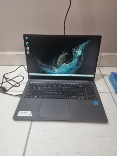 Notebook Galaxy book 2 Core i3 DETALHE 
