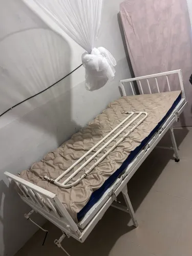 Cama hospitalar e cadeira de banho