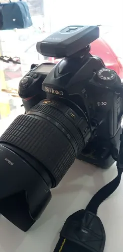 Nikon D90 + lente 18-105 e Grip