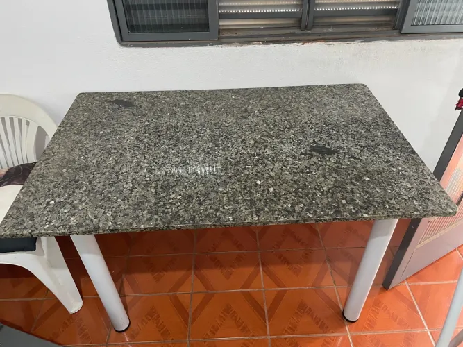 Mesa com tampo de granito com 4 cadeiras