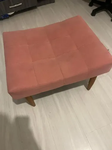 Puff Decorativo Estofado com pés de madeira