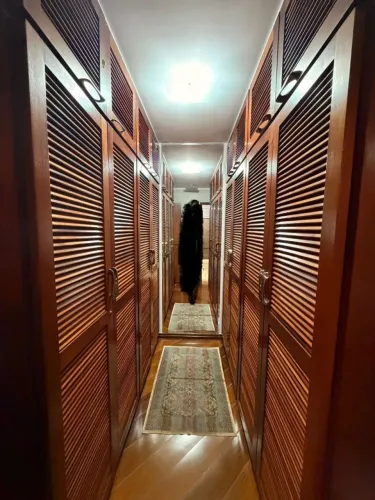 CLOSET EM MADEIRA MACIÇA - EXCELENTE ESTADO