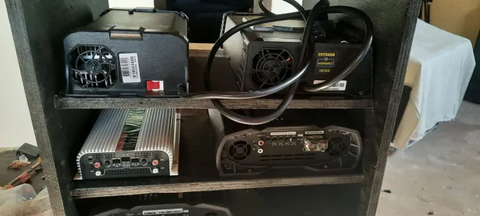 Som alto motivo 7.600 watts de potência 4 módulo e um prossesador e um aparelho de carro