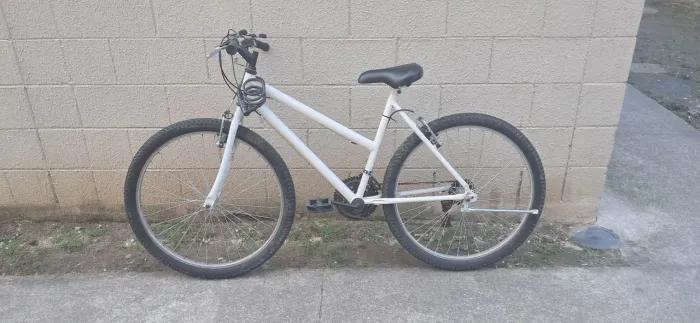 Bicicleta feminina branca aro 26 com 18 marchas 
