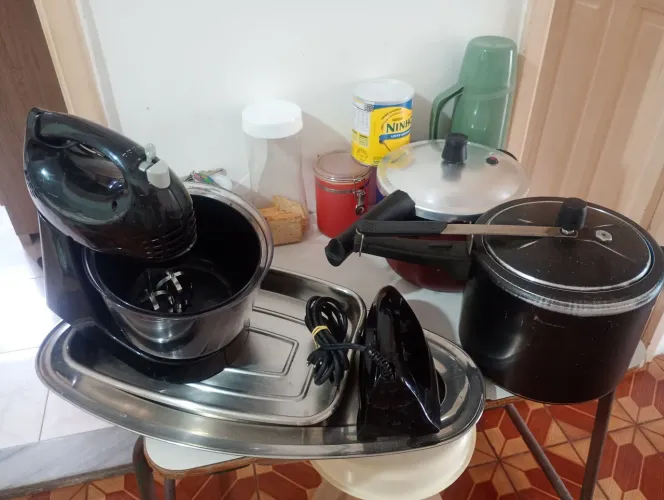 MotivViajando: vendo combo: 2 panelas de p, batedeira, 2 bandejas inox, ferro (seminovos)