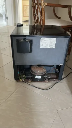 Uma adega com defeito não sei se gás ou outro defeito retira no local