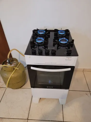 Vendo este fogão funciona as boca e o forno automático
