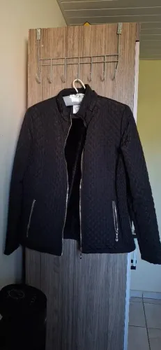 Jaqueta Puffer preta peluciada por dentro. Tamanho M. ODESSA MODAS. ITALY STYLE.<br>R$50,00