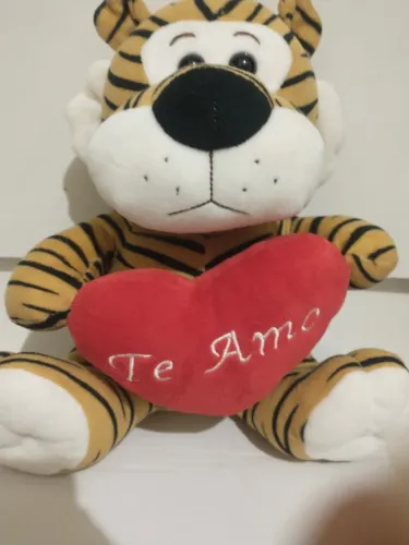 Tigre de pelúcia lindo e fofo 